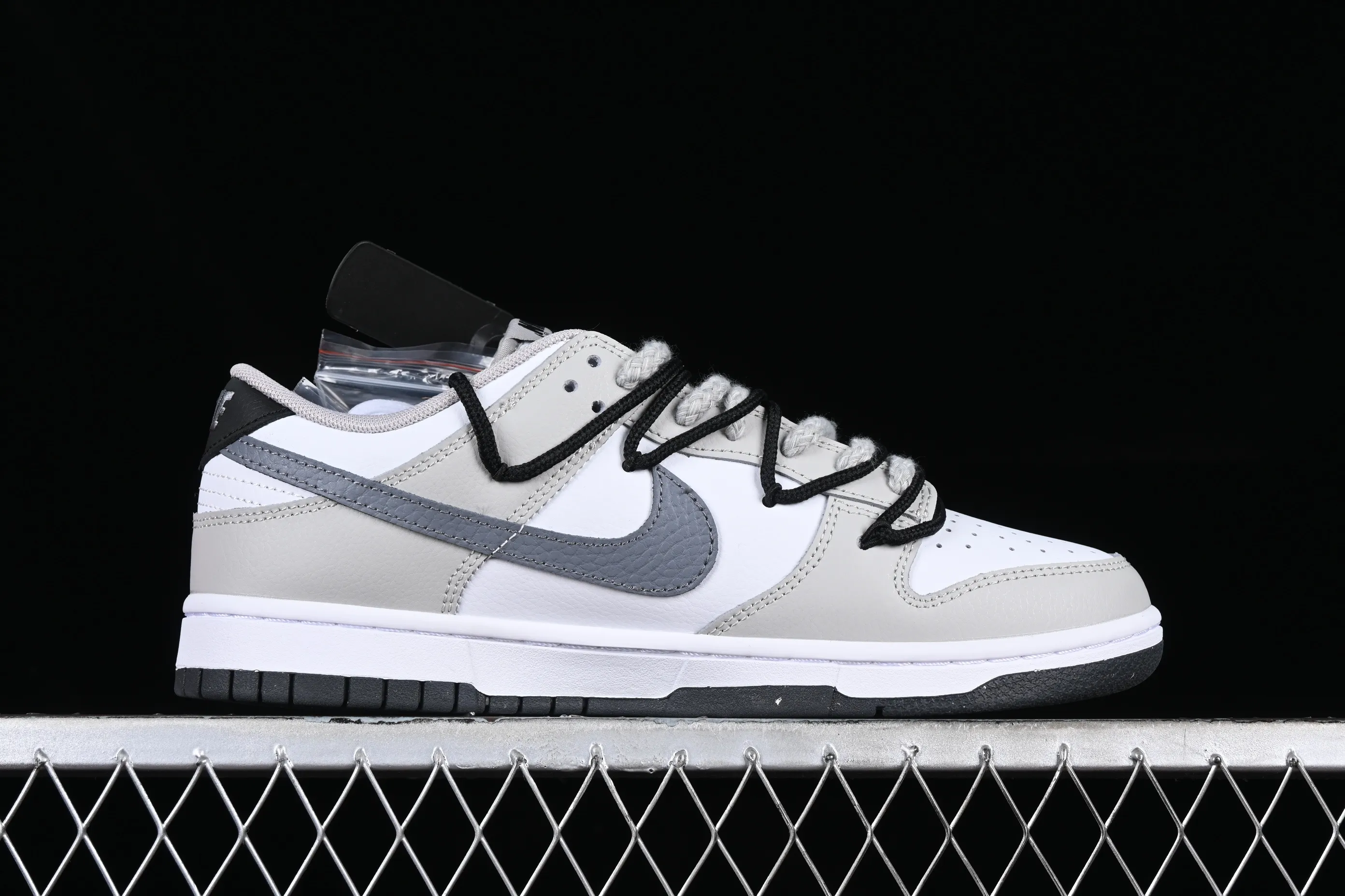 All categories Nk SB Dunk series Nk SB Dunk Low Low-top sneakers Nk Dunk Low Brush graffiti Black and white gray cross SB strap low-top casual sneakers FD0661-100